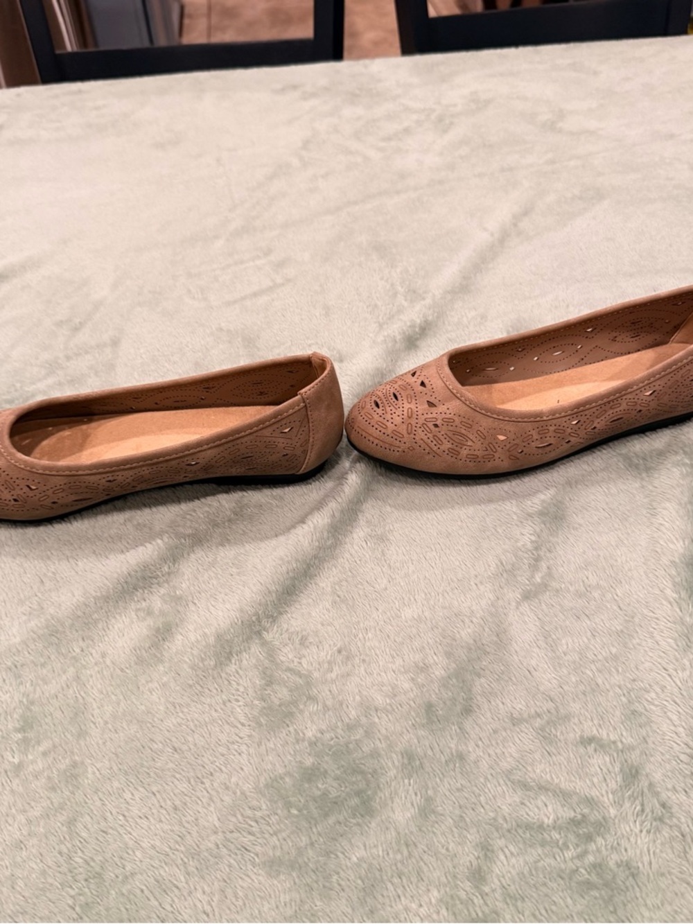 Easy Street Women's Kipper Comfort Flats Laser Cut Tan Taupe Size 7.5 - Picture 2 of 6